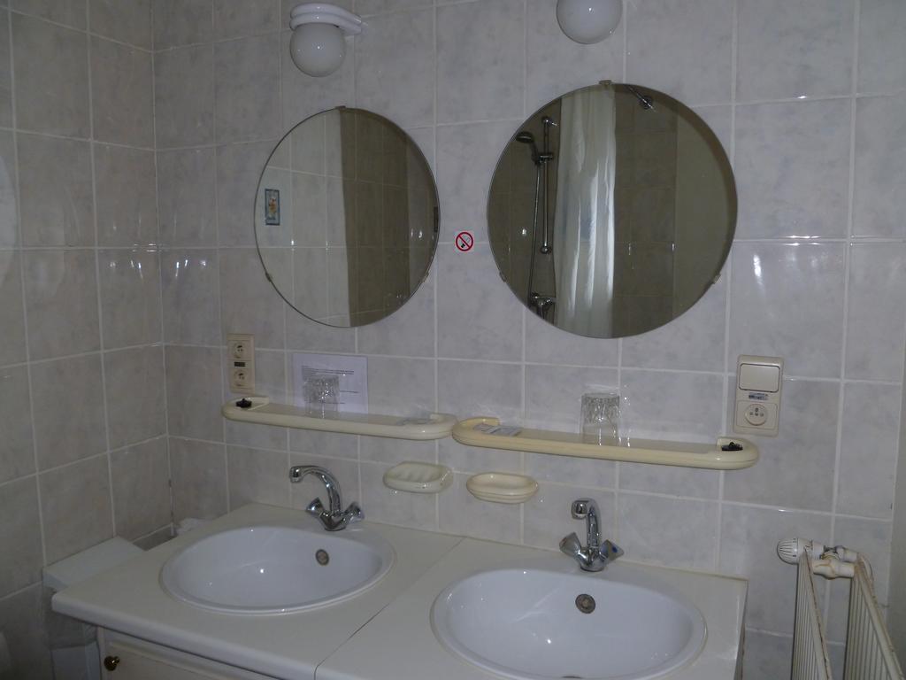 Guest House Adonis Брюж Екстериор снимка